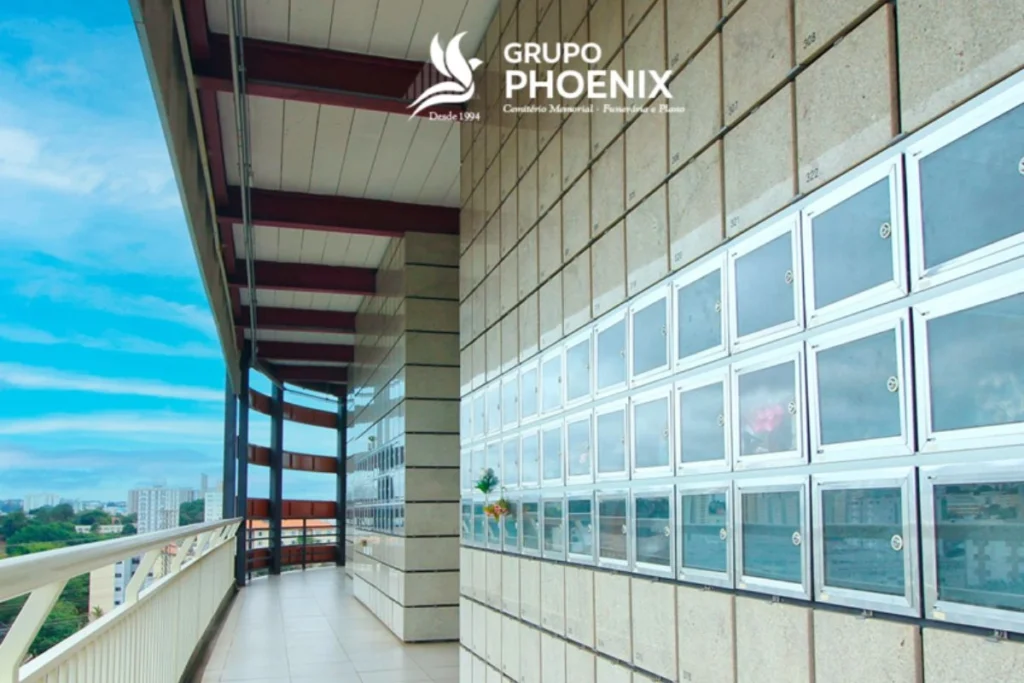 cinerário vitrine com urnas com cinzas da cremação