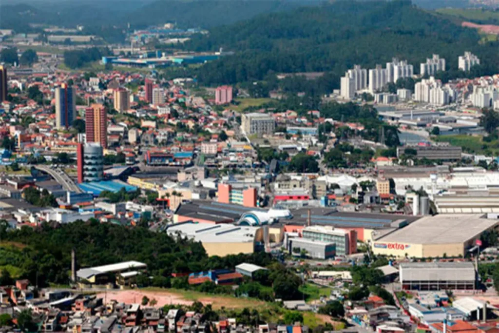 Vista aérea da cidade de Mauá, no ABC Paulista, destacando a urbanização e a região atendida pelo cemitério vertical em Mauá do Phoenix Memorial.
