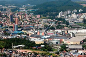 Vista aérea da cidade de Mauá, no ABC Paulista, destacando a urbanização e a região atendida pelo cemitério vertical em Mauá do Phoenix Memorial.