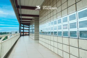 Corredor com nichos mostrando o que é cinerário no Phoenix