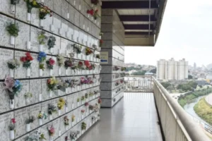 Cemitério vertical em Diadema com corredores organizados de lóculos floridos e vista para a cidade.