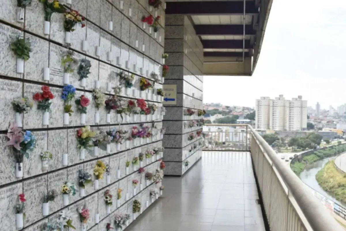 Cemitério vertical em Diadema com corredores organizados de lóculos floridos e vista para a cidade.