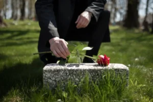 Plano funeral em São Bernardo do Campo com rosa sobre túmulo