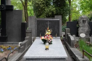 Quanto custa um jazigo perpétuo em cemitério com estrutura de sepultamento e homenagem familiar